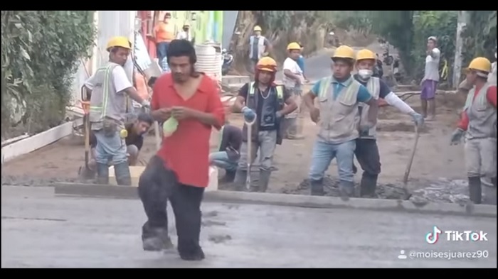 Hombre, camina, cemento, trabajadores, calle, video viral