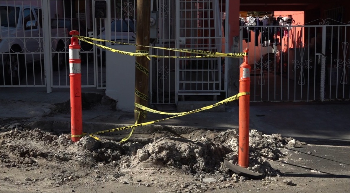Ayuntamiento rompe tubo de agua y deja socavón a la entrada de una vivienda
